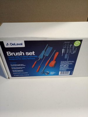 Elevage - Salle de traite - Lot de 4 brosses + support